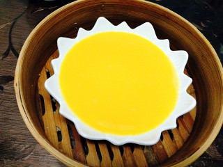 8、虾仁胡萝卜秋葵鸡蛋羹,放入蒸笼里,静止一会儿