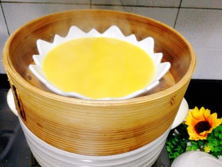 9、虾仁胡萝卜秋葵鸡蛋羹,锅里水烧开后中小火,套上蒸笼