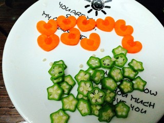 11、虾仁胡萝卜秋葵鸡蛋羹,准备好胡萝卜,秋葵