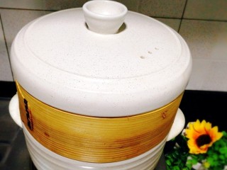 10、虾仁胡萝卜秋葵鸡蛋羹,蒸10分钟,待鸡蛋羹表面稍微凝固即可