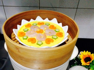 15、虾仁胡萝卜秋葵鸡蛋羹,保持中小火哦