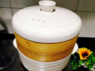 16、虾仁胡萝卜秋葵鸡蛋羹,继续上锅蒸5分钟后焖3分钟左右即可上桌