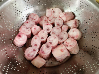 2、牛鞭汤,将买回来的牛鞭段冲洗干净，去除血水。