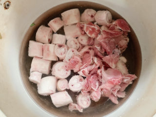 4、牛鞭汤,加入适量的牛肉