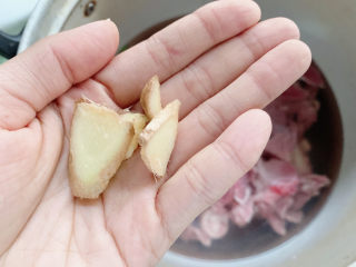 5、牛鞭汤,加入姜片。