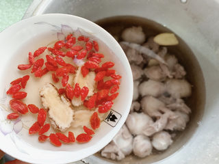 9、牛鞭汤,加入枸杞当归片。以及超过食材一半的水。