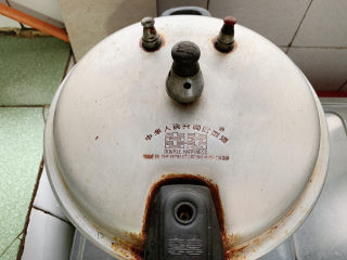 10、牛鞭汤,盖上高压锅盖装上气阀。大火煮至气阀旋转冒出“呲呲呲”声之后，转小火进行炖煮。