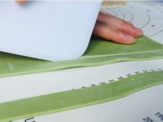 4、#绿色美食#手工果蔬螺旋儿童面,用擀面杖擀成片，硬币厚度！切成小条！