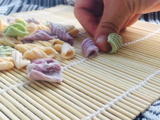 8、#绿色美食#手工果蔬螺旋儿童面,准备一个寿司垫，依次把小正方形搓成螺旋状！