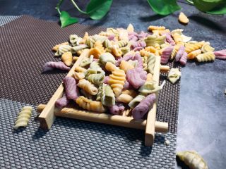 13、#绿色美食#手工果蔬螺旋儿童面,简单好吃的营养面！一次多做点！需要的时候就拿出来吃！