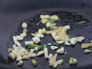 6、幸福早餐~鸡肉挂面,爆香葱姜蒜