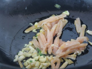 7、幸福早餐~鸡肉挂面,把鸡肉放入炒