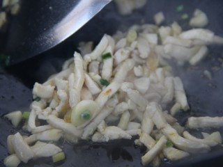 8、幸福早餐~鸡肉挂面,炒至鸡肉发白