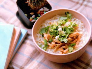 20、幸福早餐~鸡肉挂面,撒点葱花和香菜，太美味的早餐了
