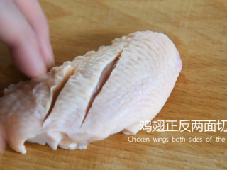 1、有秘方！又香又脆的香辣脆皮鸡翅,鸡翅正反两面切斜刀
