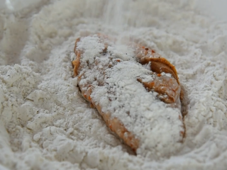 7、有秘方！又香又脆的香辣脆皮鸡翅,鸡翅表面均匀上粉