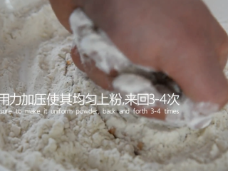 8、有秘方！又香又脆的香辣脆皮鸡翅,用手用力按压使其均匀上粉，来回3-4次