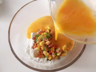 5、洋葱圈煎蛋饼-可以和宝贝抢着吃的美食,倒入鸡蛋液