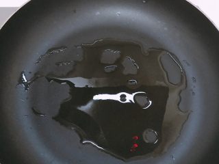 2、鲫鱼萝卜丝汤,平底锅少许油