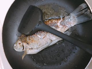 4、鲫鱼萝卜丝汤,小火煎鱼至两面金黄