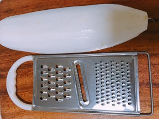 5、鲫鱼萝卜丝汤,萝卜去皮