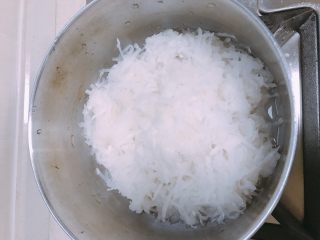 7、鲫鱼萝卜丝汤,萝卜丝铺在汤锅底