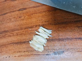 8、鲫鱼萝卜丝汤,准备姜丝