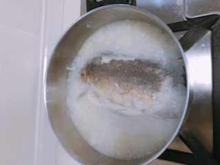 10、鲫鱼萝卜丝汤,大火煮开后中小火炖半小时