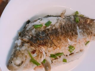 15、鲫鱼萝卜丝汤,先小心把鲫鱼捞出来，主要是鲫鱼很多小刺，避免掉汤里