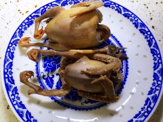 4、红枣枸杞乳鸽汤,乳鸽焯水后洗净沥干水分