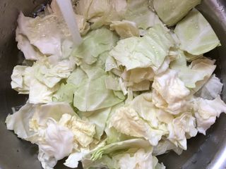2、腊肉手撕包菜,用手撕碎，冲洗干净，沥干水份
