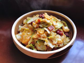 8、腊肉手撕包菜,装盘开吃????
