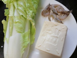 1、白菜豆腐汤,准备好所需材料