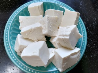 2、白菜豆腐汤,将豆腐切成块状