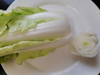 3、白菜豆腐汤,将白菜根部切掉