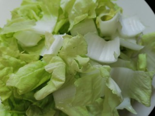 4、白菜豆腐汤,将白菜切成小块