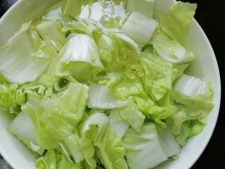 5、白菜豆腐汤,用盐水浸泡下白菜并清洗干净