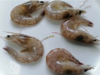 6、白菜豆腐汤,将虾的虾线挑干净