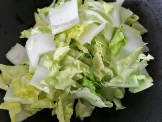8、白菜豆腐汤,放入白菜翻炒