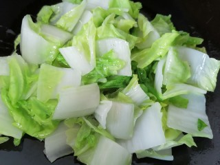 9、白菜豆腐汤,翻炒至白菜变色