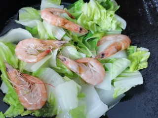 10、白菜豆腐汤,放入虾一同翻炒
