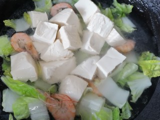 12、白菜豆腐汤,水烧开放入豆腐煮