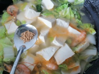 13、白菜豆腐汤,加入适量盐和鸡精调味再煮一会至汤汁浓稠即可出锅
