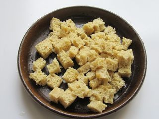 2、凉拌面皮,面筋切成大小均匀的小方块