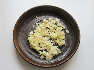5、凉拌面皮,蒜头拍成蒜泥