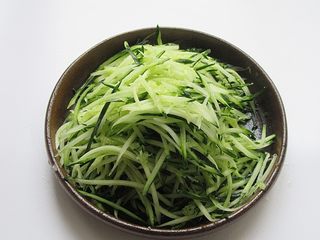 8、凉拌面皮,黄瓜刨丝