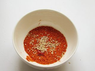 9、凉拌面皮,把辣椒面芝麻调匀