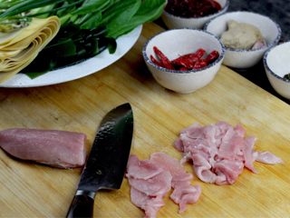 2、水煮肉片,猪精肉顶着纹理切成薄片备用