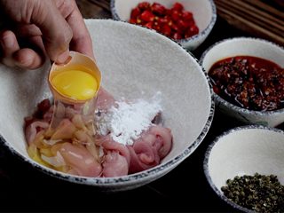 6、水煮肉片,肉片用淀粉一只鸡蛋的蛋清加少许水抓匀