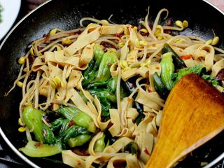 11、水煮肉片,下入蔬菜翻炒均匀